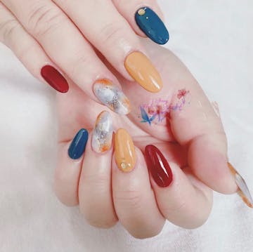 Rainbow nail & eyelash photo by Shwe Yee Oo  | Beauty