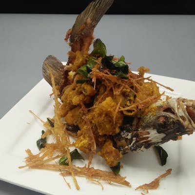 Deep Fried Fish with Thai Herbs ငါးေကာင္လံုးေၾကာ္ဖတ္ခ်ာ | SKY FOOD | yathar