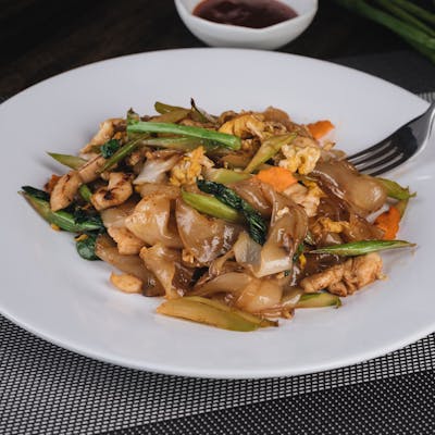 Thai Style Fried Noodles Prawn ထိုင္းစတိုင္ပုဇြန္ဆန္ျပားေၾကာ္ | SKY FOOD | yathar