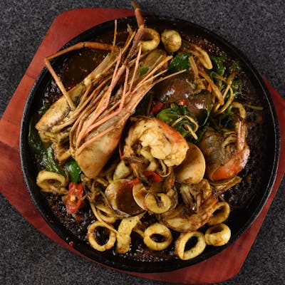 Seafood Basket hot plate	ထိုင္းစတိုင္ပင္လယ္စာအစပ္ေၾကာ္ | SKY FOOD | yathar