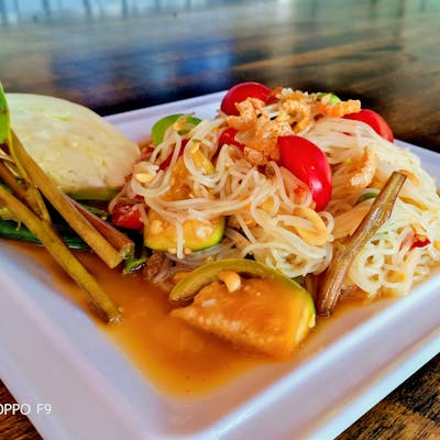 Burmese Noodles Pounded မုန္ ့ဖတ္ေထာင္း | SKY FOOD | yathar